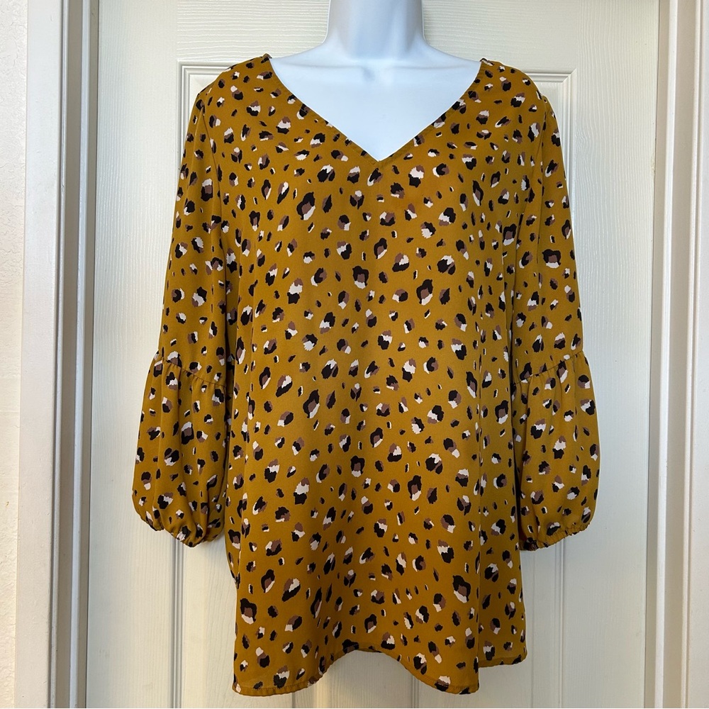 🐆 COLLECTIVE CONCEPTS • V-Neck Leopard Top